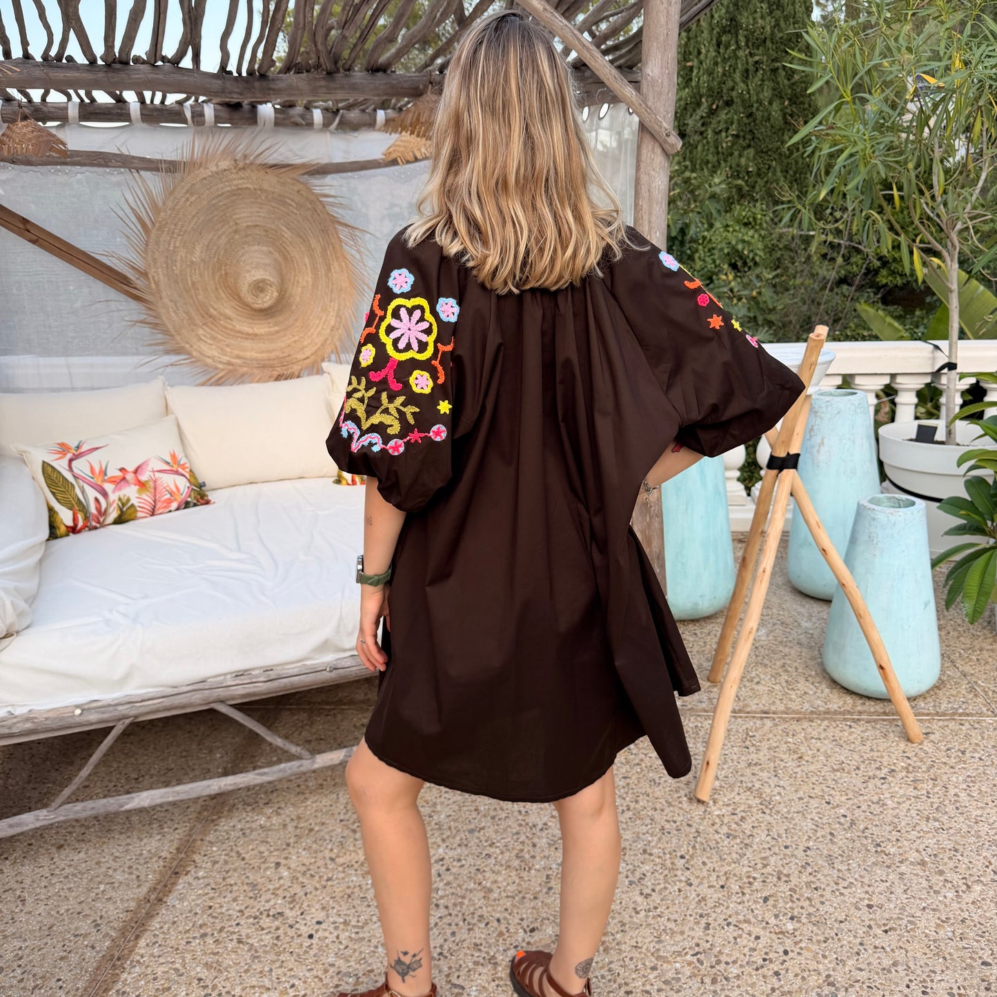 Robe manches bouffantes brodées