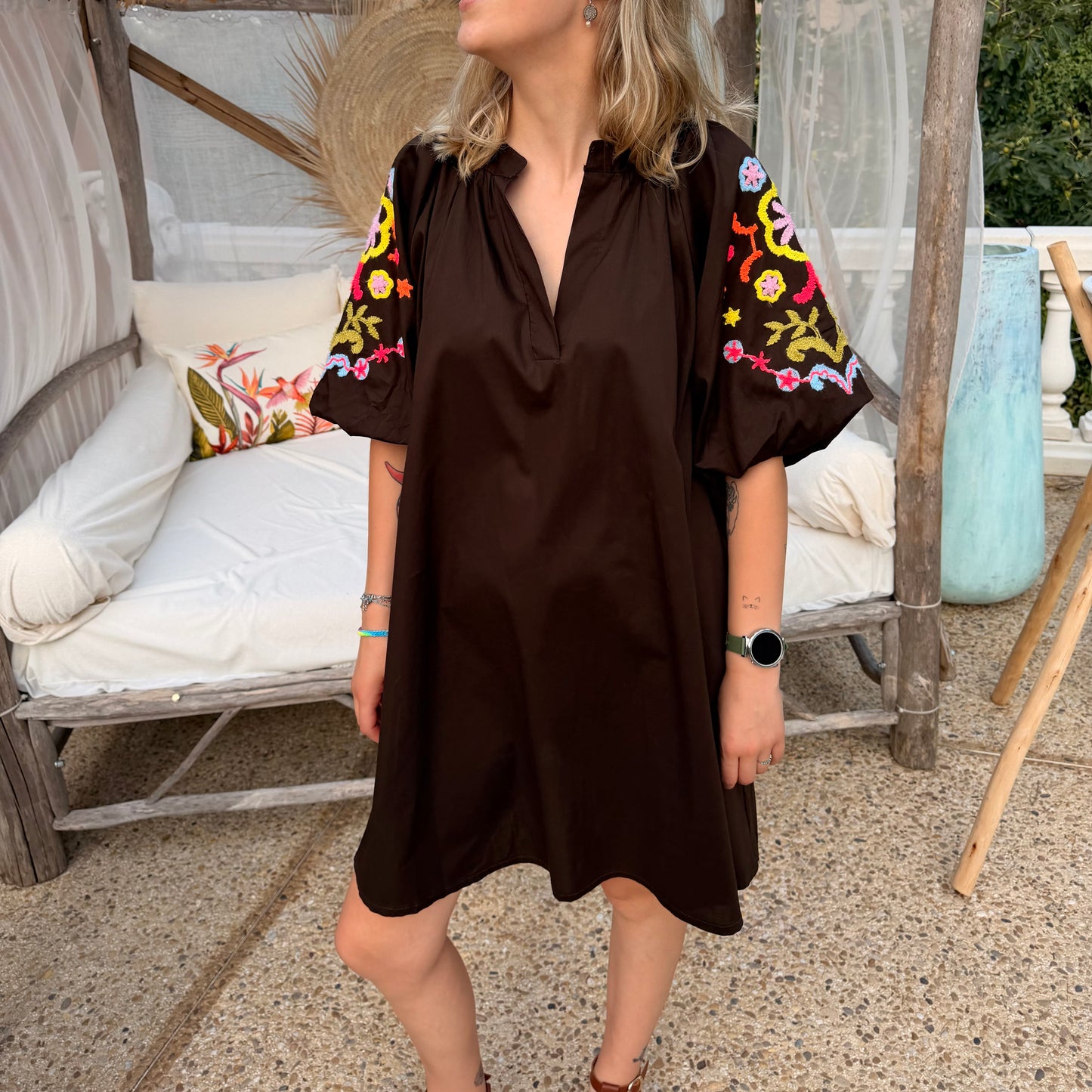 Robe manches bouffantes brodées