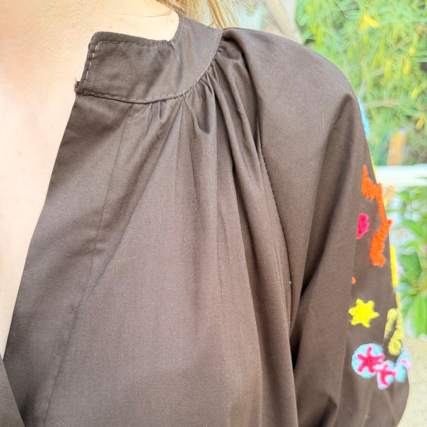 Robe manches bouffantes brodées
