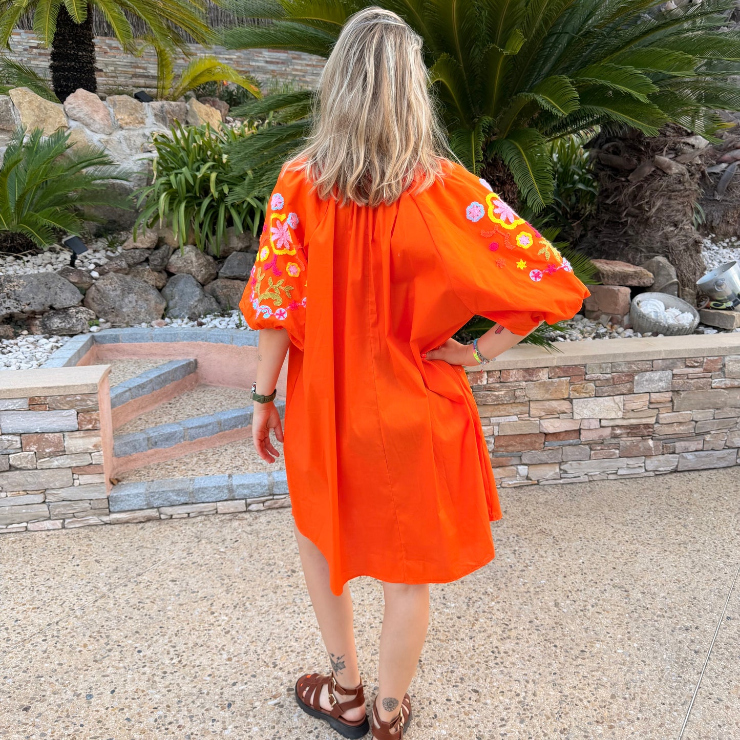 Robe manches bouffantes brodées