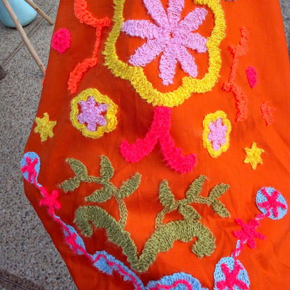 Robe manches bouffantes brodées