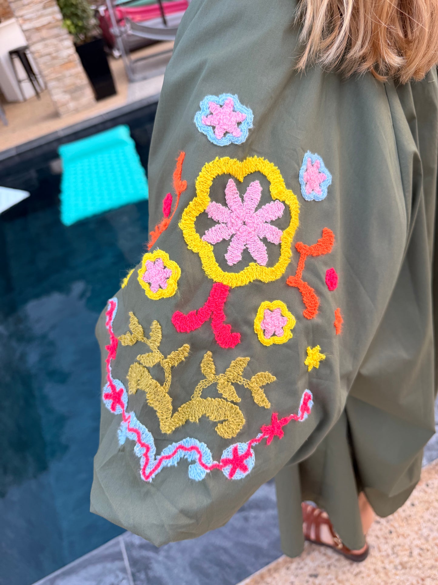 Robe manches bouffantes brodées